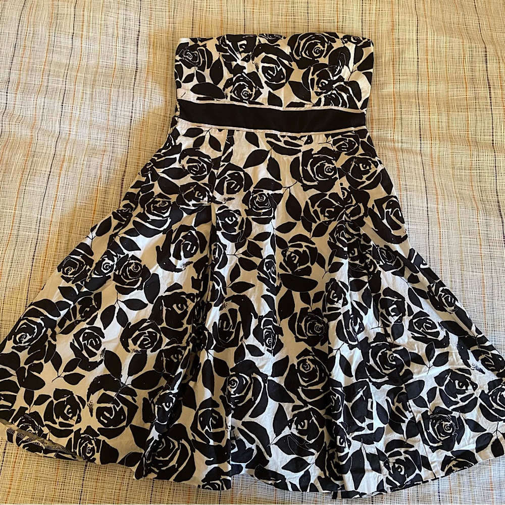 Strapless A-line ale Chateau rose pattern dress